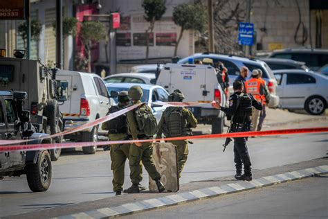 פיגוע בשומרון שני ישראלים נרצחו מירי במחסום חווארה מצוד אחר המחבל