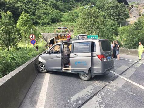 高速上面包车突然 甩盘子 ， 载有49人大客车遭撞 重庆 大客车 面包车 新浪新闻