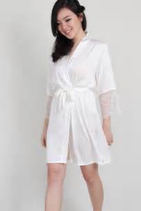 Lace Trimmed Satin Robe In White Parsealed