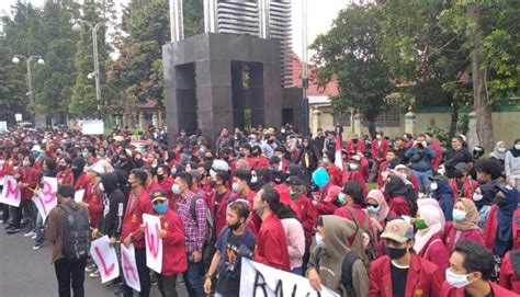 Gagalkan Omnibus Law Ribuan Mahasiswa Berkumpul Di Bunderan Ugm