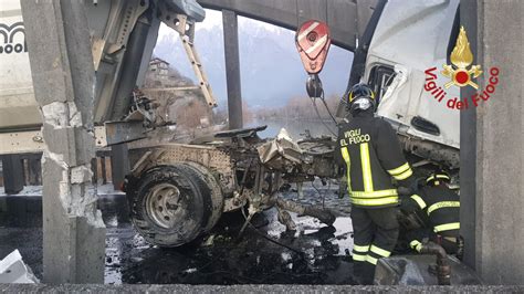 Sorico Camion Perde Il Controllo E Si Schianta Contro Il Ponte Del