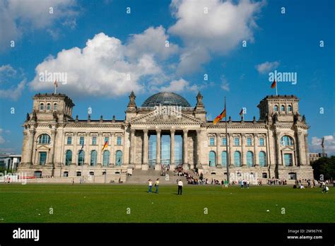 Vista de la fachada frontal del edificio Reichstag en Berlín Alemania