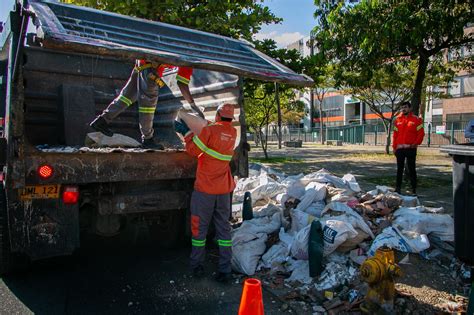 Avanza La Limpieza De Calles Parques Y Otras Zonas P Blicas En Medell N