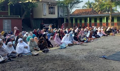 Jemaah Majelis Sholawat Asuhgil Kubro Gelar Salat Idul Adha