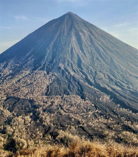 Melihat Kegagahan Gunung Inerie Dari Bukit Watunariwowo Ntt Merdeka