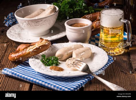 Bayerische Wurst mit Brezel süßem Senf und Bier Stockfotografie Alamy