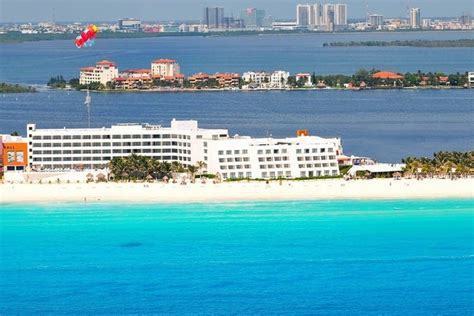 Flamingo Cancun Resort is one of the best places to stay in Cancún