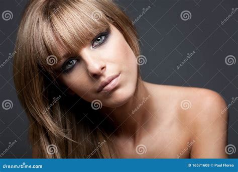 Ragazza Bionda Con Le Spalle Nude Fotografia Stock Immagine Di Capelli Occhi