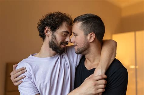 Deux jeunes hommes lgbtq couple gay datant amoureux étreignant profitant d un moment sensuel