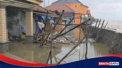 Cuaca Ekstrem Gelombang Tinggi Terjang Permukiman Warga Di Indramayu