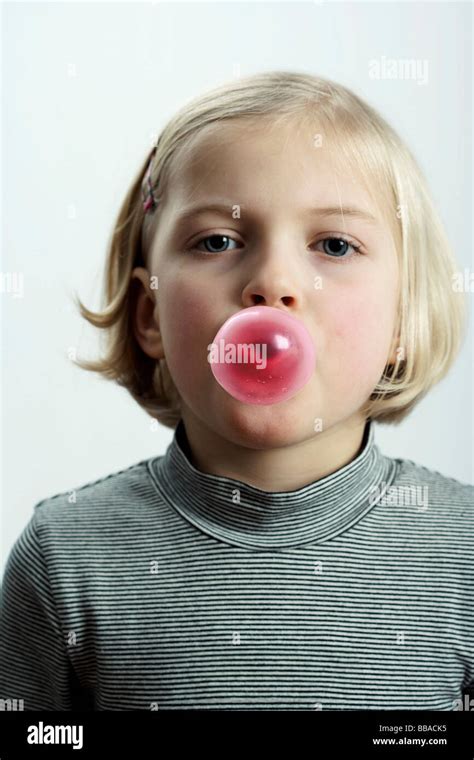 Une Jeune Fille Soufflant Une Bulle De Chewing Gum Photo Stock Alamy