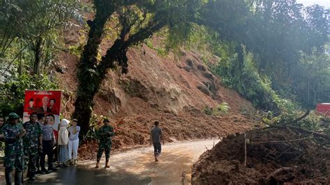 Sempat Tertutup Longsor Jalan Lintas Tarutung Sibolga Km 31 Sudah Bisa