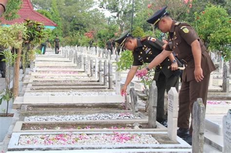 Peringati Hut Ke Tni Dandim Ziarah Makam Pahlawan