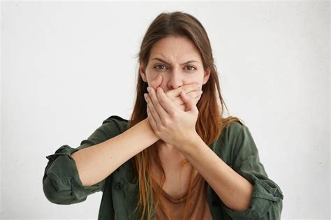 Portrait De Gros Plan De Femme Au Foyer Endormie Couvrant Sa Bouche Avec La Main Tout En