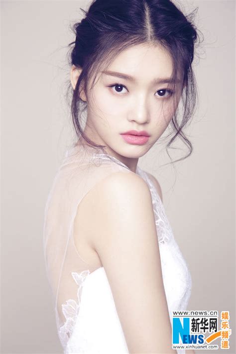 Rising star Lin Yun poses for fashion shots | China Entertainment News