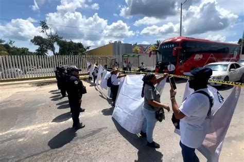 Colectivos De Familiares De Personas Desaparecidas Bloquean La Entrada