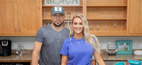 Jason Aldean And His Pr Firm Split Following Wifes Online Activity