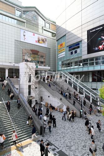 新宿駅東南口 駅前広場 エスカレーター 写真素材 1563494 フォトライブラリー Photolibrary