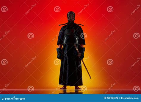 Retrato De Hombre Profesional Kendo Atleta En Uniforme Posando Con