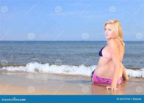 Mujer Hermosa En Bikini Que Toma El Sol La Playa Imagen De Archivo