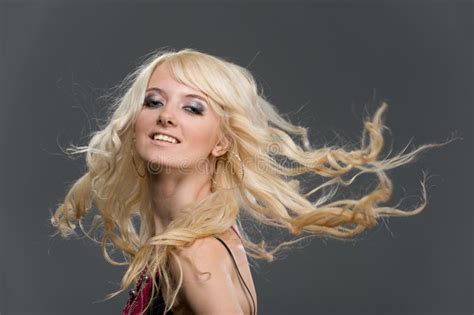 Het Meisje Van De Blonde Met Vliegend Lang Haar Stock Afbeelding Image Of Aantrekkelijk