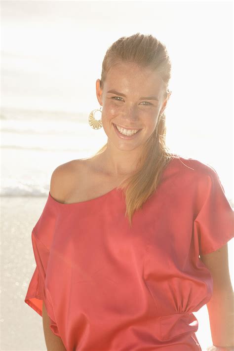 Blonde Frau In Rotem Kleid Am Strand Bild Kaufen 12595123 Image