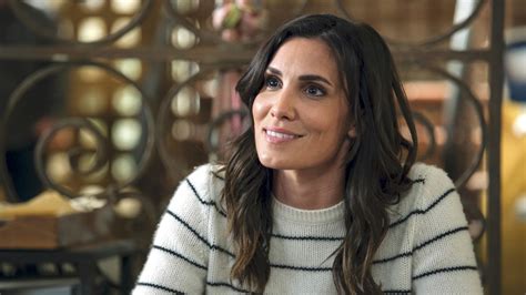 NCIS Star Daniela Ruah Can T Stop Giggling In Glam Prep Video Parade