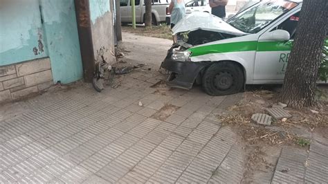 Chocaron Dos Autos Y Uno Termin Contra El Pared N De Una Casa De La