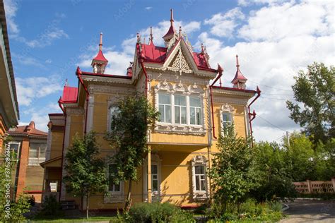 Russian style in architecture. House with firebirds, Wooden house ...