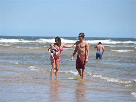 A cuatro meses de ser mamá Floppy Tesouro deslumbró con su figura en bikini Infobae