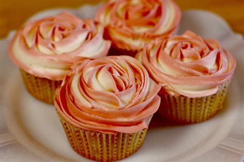 Video How To Make Two Tone Buttercream Roses Bakepedia Tips