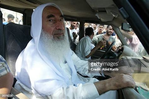 Hamas Founder Ahmed Yassin Photos Et Images De Collection Getty Images