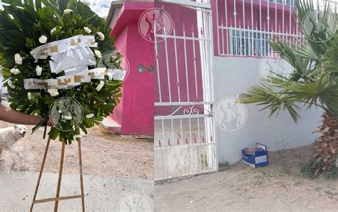 Dejan Cabeza De Cerdo Y Corona De Flores Afuera De Vivienda