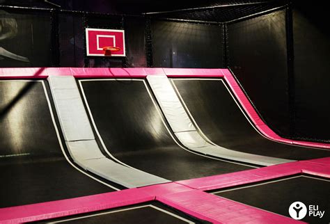 Play basketball in our trampoline parks! Discover the Dunk Zone