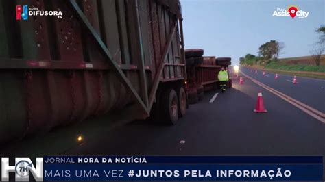 Polícia rodoviária registra tombamento de caminhão canavieiro na região