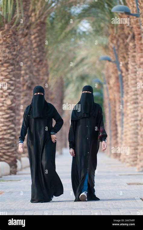 Young Saudi women walking in Riyadh, Saudi Arabia Stock Photo - Alamy