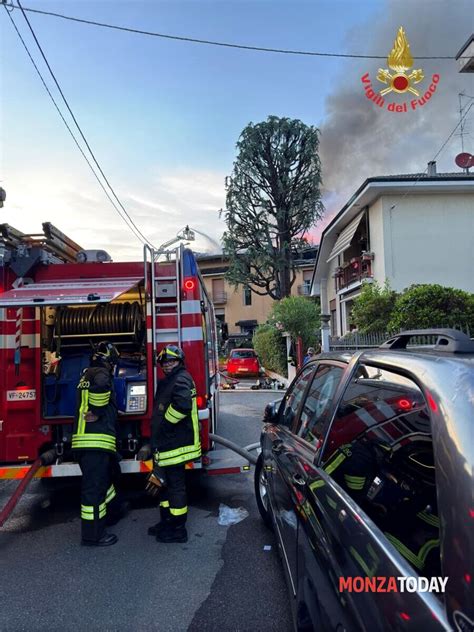 Incendio A Nova Milanese Fiamme Dal Tetto Di Un Condominio