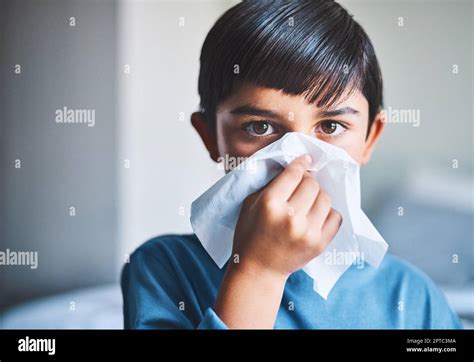 Tengo un poco de secreción nasal Retrato recortado de un niño adorable