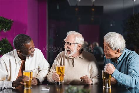 Emocionados Amigos Multiculturales Ancianos Hablando En Foto De Archivo