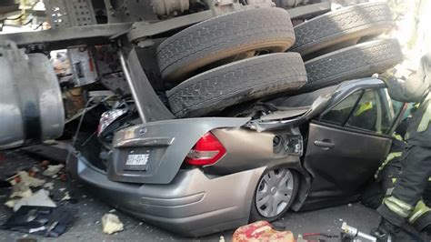 Tráiler Cae de Puente Así Quedaron Aplastados Autos en Carretera