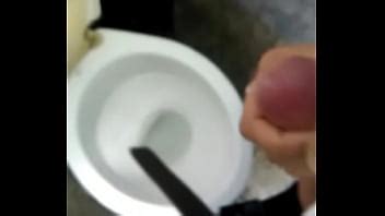 Chico joven lleno de piel masturbado en el baño de la escuela XVIDEOS
