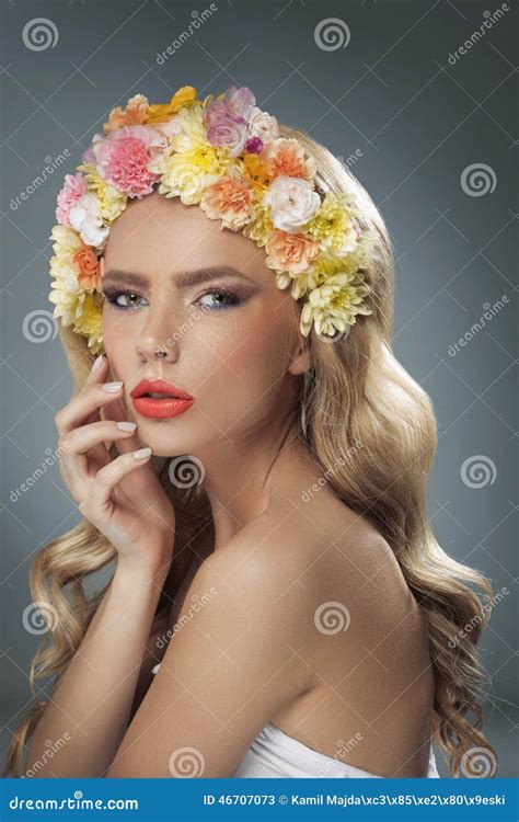 Belle Blonde Avec La Couronne De Fleur Image Stock Image Du Cheveu Noir 46707073