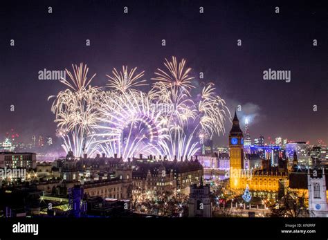 London new year eve fireworks hi-res stock photography and images - Alamy