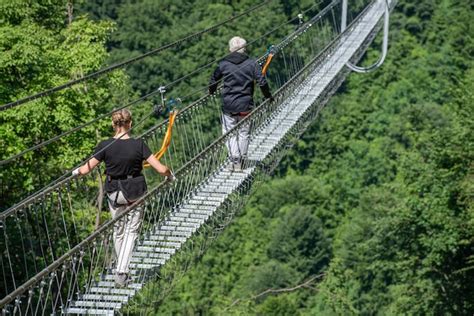 Dossena It Lia Caminhada Na Ponte Tibetana Mais Longa Da Europa