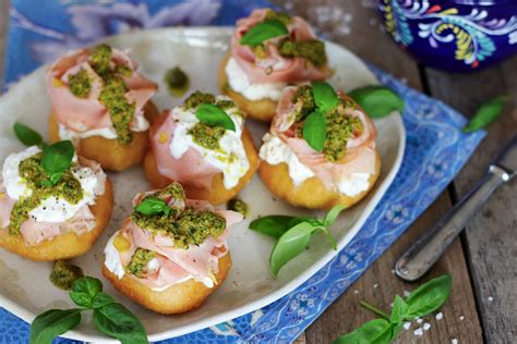 Montanare Fritte Fatte In Casa Con Burrata Mortadella E Pesto Di