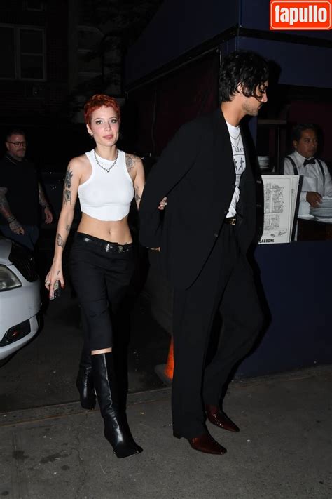 OOPS International Nude Photo Fapullo