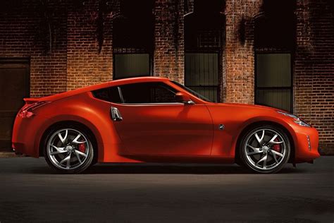 Discontinued Nissan 370Z Coupe Features & Specs