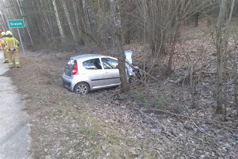 Kobieta straciła panowanie nad autem i wjechała do rowu Trafiła do