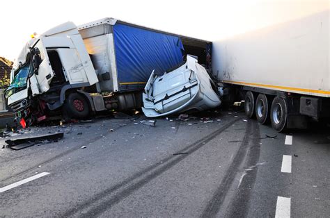 Common Causes of Semi Truck Accidents | Tennessee Lawyer