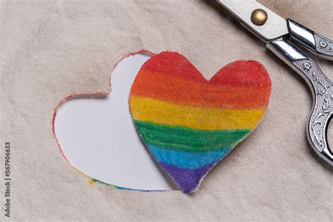 Foto de Stock corazón pintado a mano con colores de bandera del orgullo gay recortado y tijeras